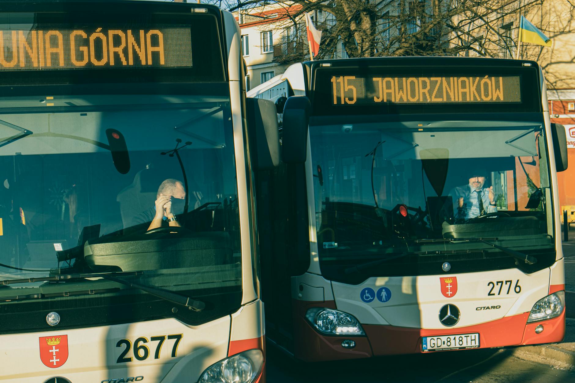 Ilustracja przedstawiająca nowoczesny, elektryczny autobus miejski na tle Szczytna, symbolizujący zieloną transformację transportu.