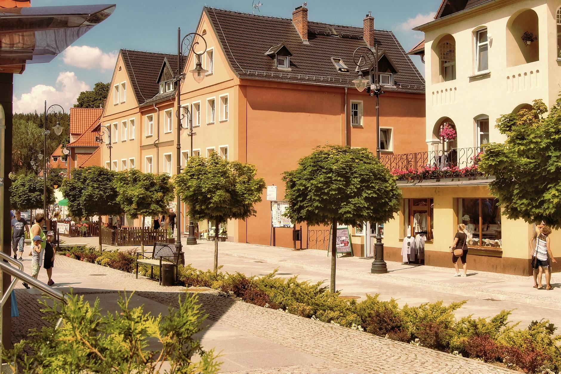 Widok na jezioro w Szczytnie z fragmentem miasta w tle
