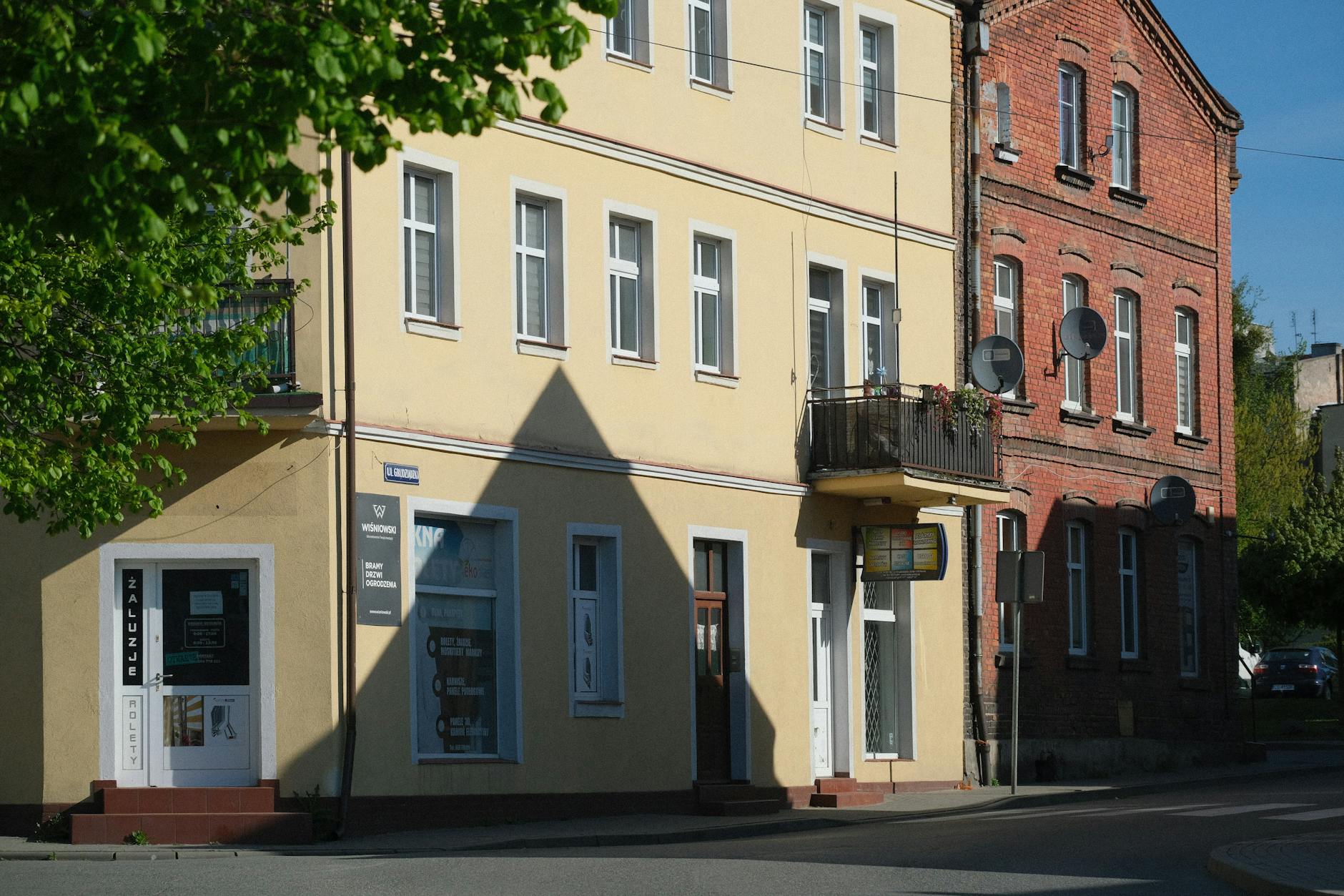 Plakat informujący o rodzinnych zawodach wędkarskich i wernisażu wystawy malarskiej w Szczytnie 3 maja