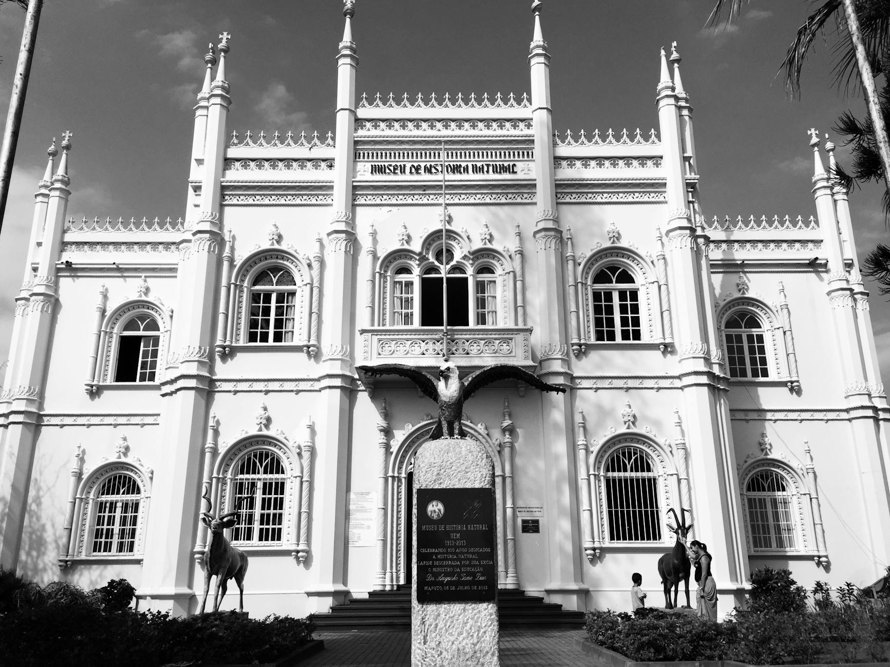 Widok na historyczne centrum Szczytna z elementami architektonicznymi świadczącymi o jego przeszłości.